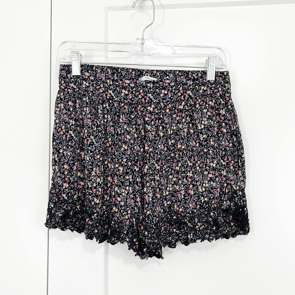 Anthropologie Kimchi Blue Medium Black Floral Lace Shorts with Pockets